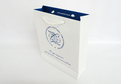 Бумажный пакет с матовой ламинацией и фирменным логотипом заказчика с запечаткой изнутри.